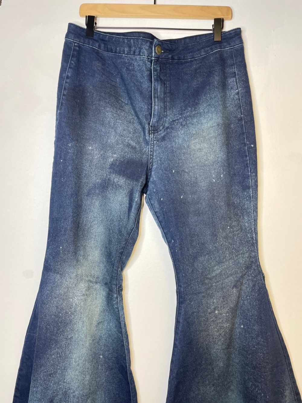 Vintage-Style Flared Jeans in Distressed Indigo